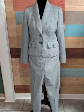 Suit Studio Light Gray Tweed Womens Two-Piece Suit